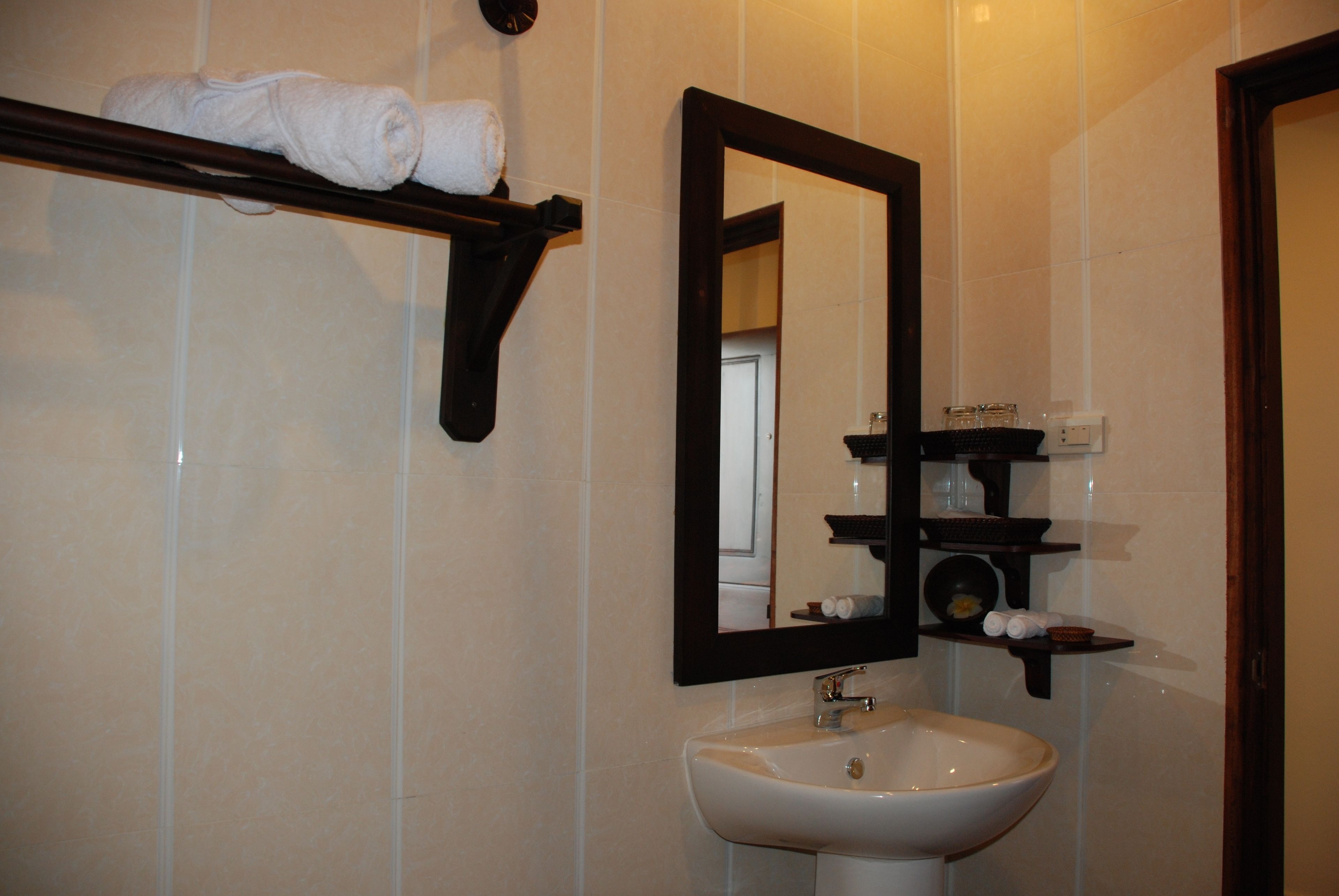 deluxe twin room | bathroom sink