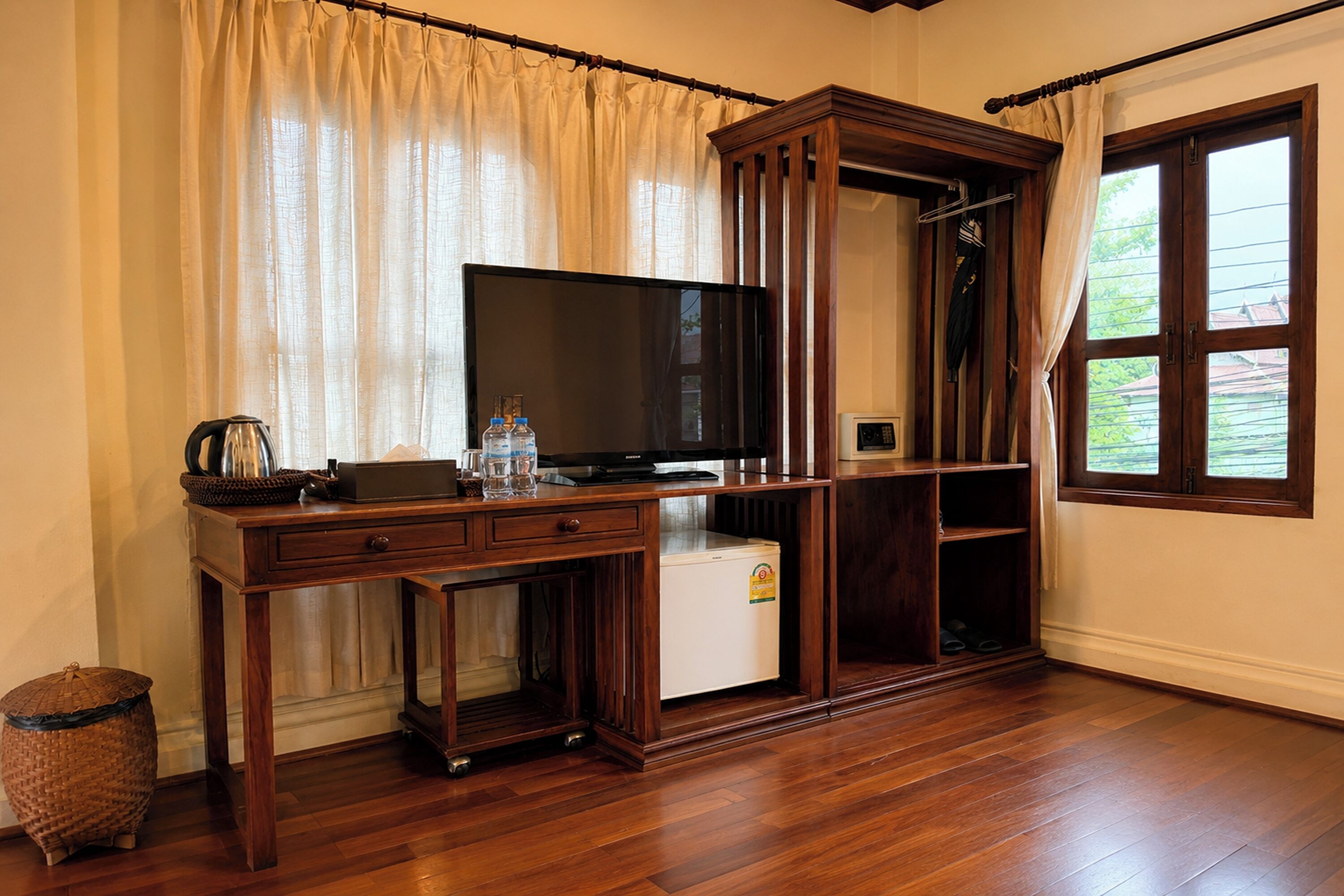 Grand Deluxe Family Room | Cofres nos quartos, escrivaninha, cortinas blackout