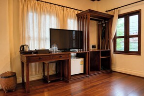 Grand Deluxe Family Room
