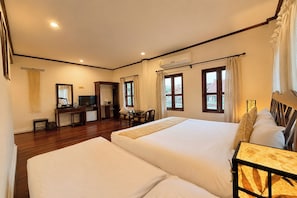 Grand Deluxe Family Room | ตู้นิรภัยในห้องพัก, โต๊ะทำงาน, ผ้าม่านกันแสง, เตารีด/โต๊ะรีดผ้า