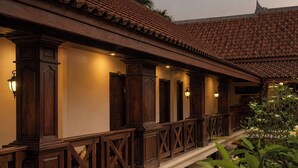 Un edificio con uno stile architettonico tradizionale, dotato di un balcone con ringhiere e colonne in legno.
