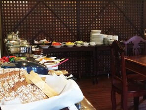 Daily buffet breakfast for a fee - Luang Prabang Legend Hotel (Luang Prabang)