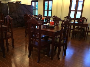 Café da manhã, almoço e jantar; culinária internacional