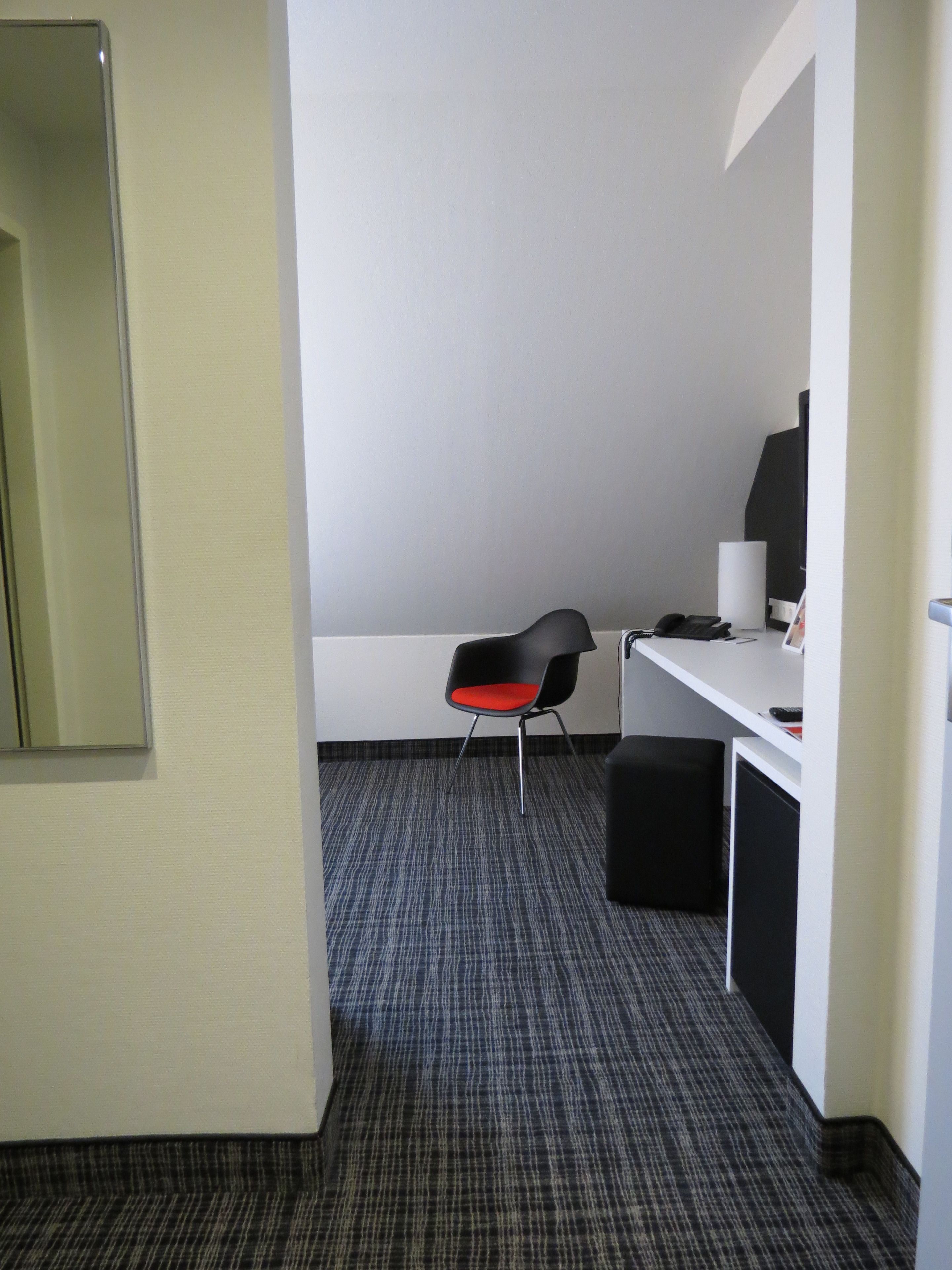 standard single room | premium bedding, pillow-top beds, in-room safe, desk