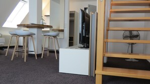 A modern, compact room with a loft bed, a desk with a chair, and a small seating area. - Comfor Hotel Ulm City (Ulm)