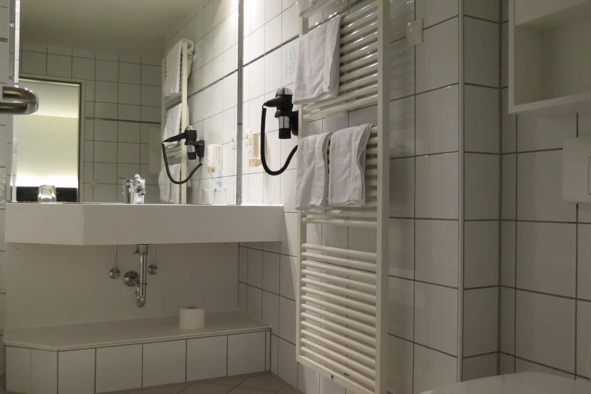 standard double room | bathroom | shower, free toiletries, hair dryer, towels