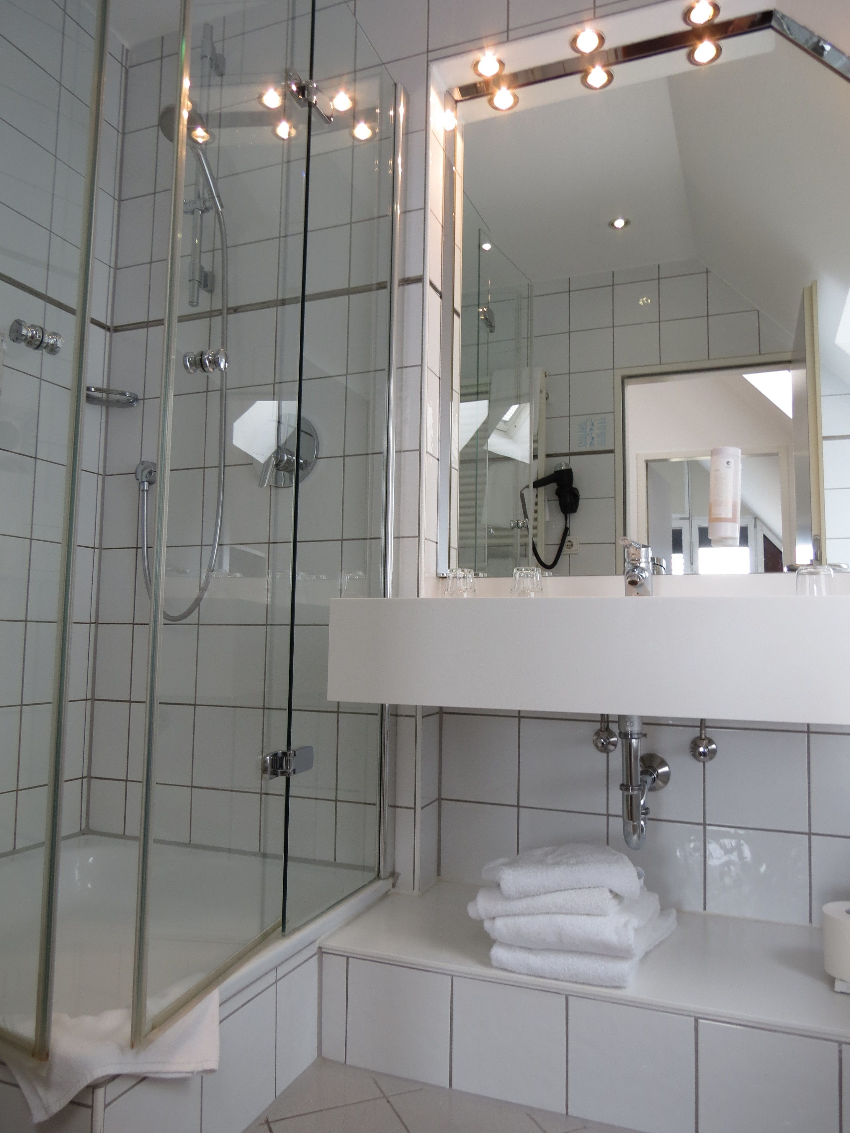 comfort suite, 2 bedrooms | bathroom | shower, free toiletries, hair dryer, towels