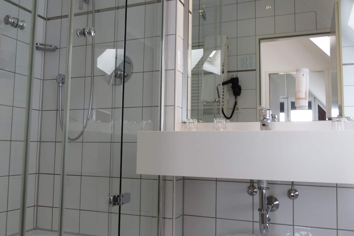 comfort suite, 2 bedrooms | bathroom | shower, free toiletries, hair dryer, towels