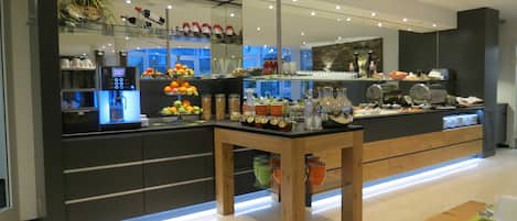 بوفيه فطور في الإجازات الأسبوعية بتكلفة قدرها (12.50 EUR للشخص)