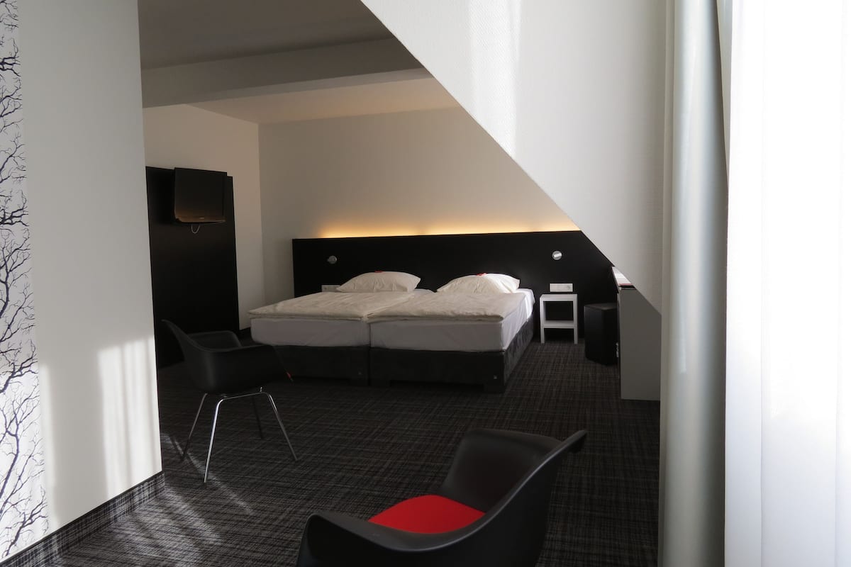 コンフォート ダブルルーム | 高級寝具、ピロートップベッド、セーフティボックス (室内)、デスク