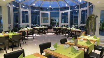 Desayuno buffet los fines de semana (EUR 12.50 por persona)