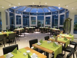 Buffet breakfast for a fee on weekends