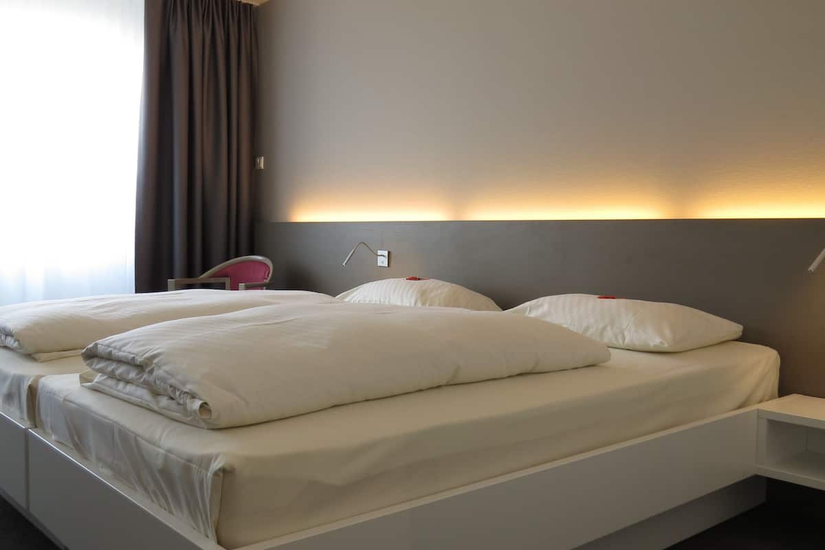 standard double room | premium bedding, pillow-top beds, in-room safe, desk
