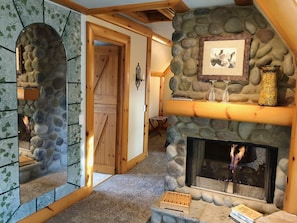 Suite (Lazy Cloud B&B) | Fireplace