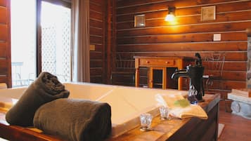 Premium Suite (Lazy Cloud Inn) | Jetted tub