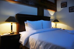 Minibar, in-room safe, desk, blackout curtains - Hotel One Bhurban (Murree)