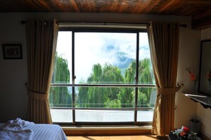 Minibar, in-room safe, desk, blackout curtains - Hotel One Bhurban (Murree)