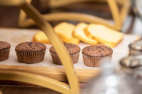 Un vassoio con diversi muffin al cioccolato e fette di pane.