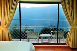 Double Room, Valley View | Minibar, in-room safe, desk, blackout drapes