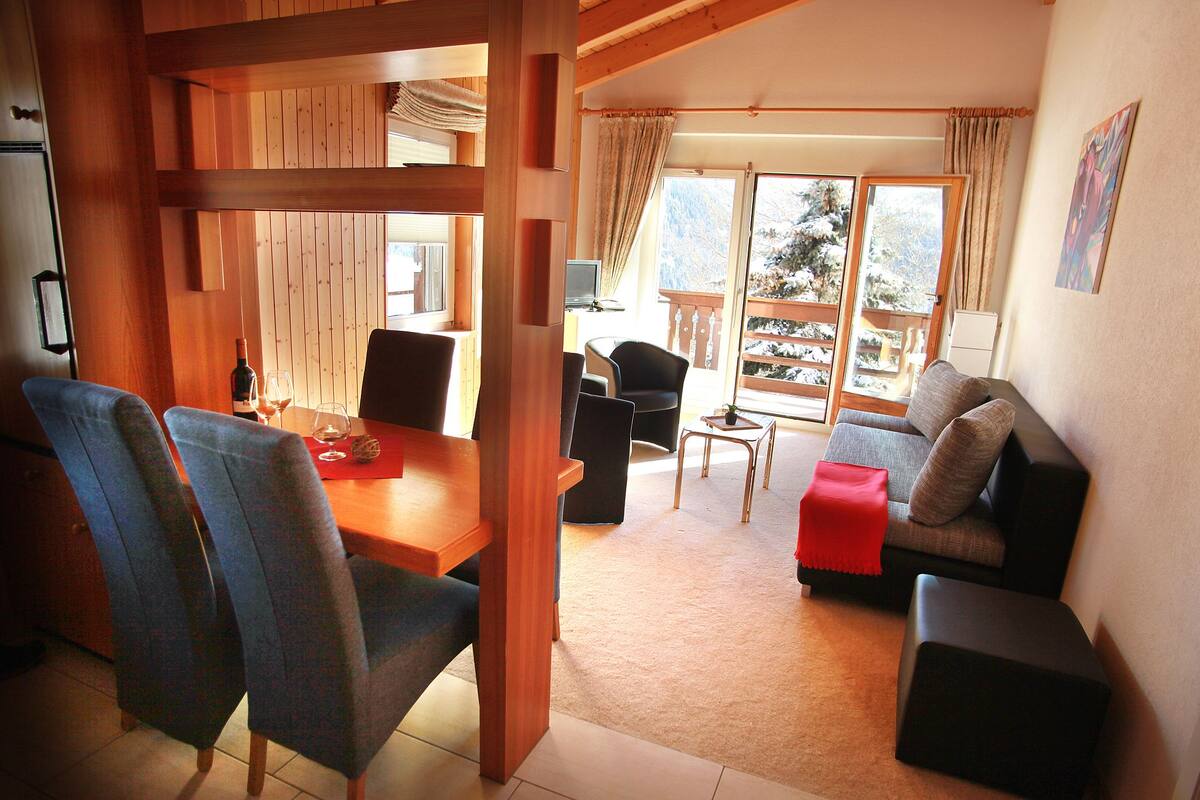 Appartement, 2 chambres, balcon, vue montagne | Salle de séjour