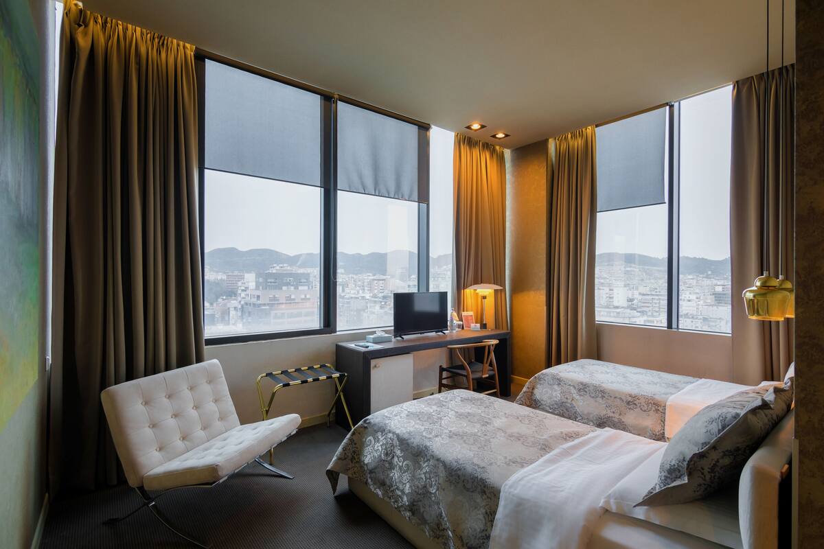 Standard Twin Room | Minibar, in-room safe, desk, blackout drapes
