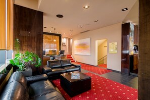 Coin salon dans le hall