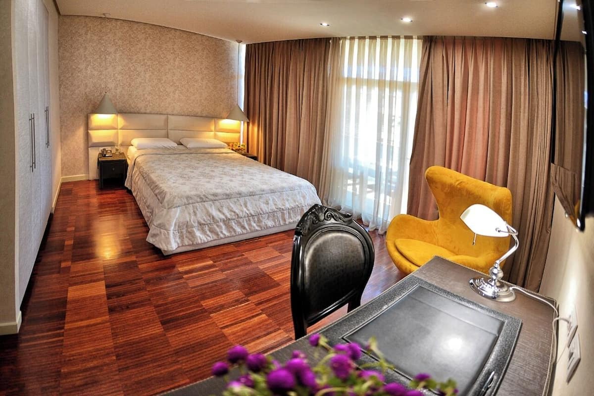 Deluxe Double Room | Minibar, in-room safe, desk, blackout drapes