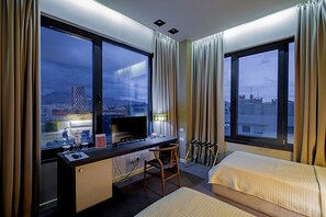 Minibar, coffres-forts dans les chambres, bureau, rideaux occultants