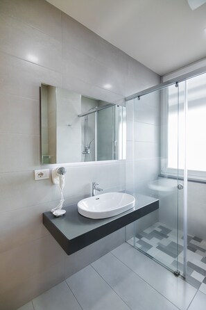 Shower, free toiletries, hair dryer, slippers - La Boheme Hotel (Tirana)
