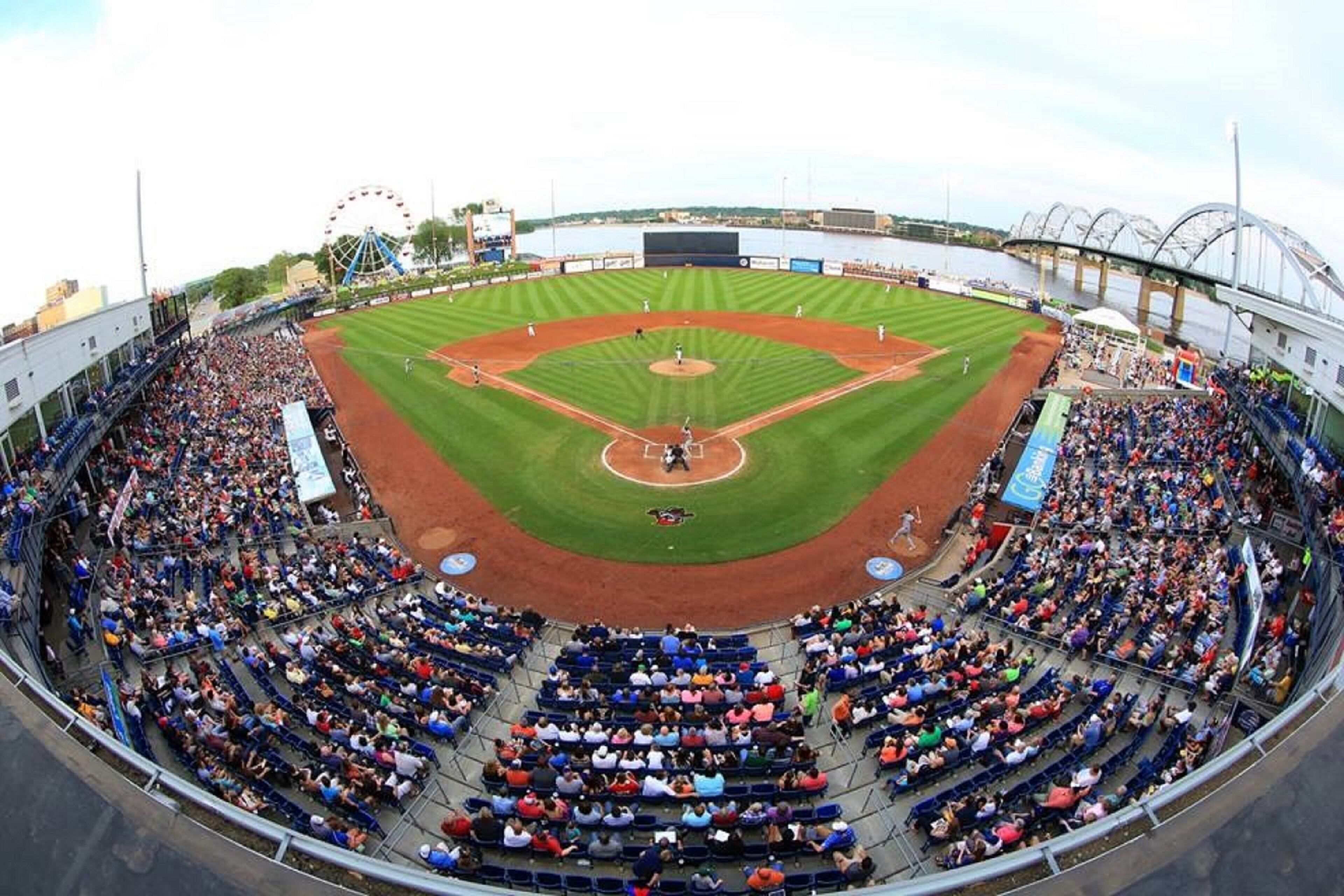 Un estadio de béisbol con una amplia zona de asientos, un campo central y una pista alrededor.