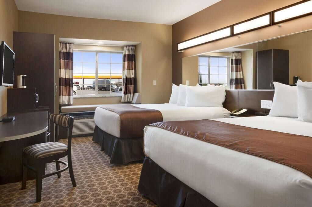 Escritorio, cortinas blackout y tabla de planchar con plancha 