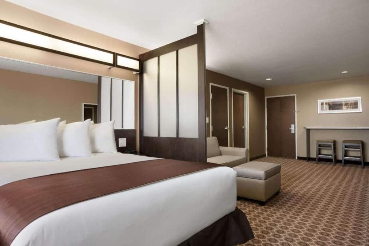 Escritorio, cortinas blackout y tabla de planchar con plancha