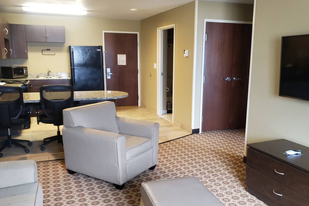 suite, accessible | private kitchen | fridge, microwave, coffee/tea maker