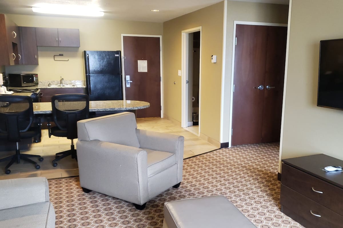 Suite, Accessible | Private kitchen | Fridge, microwave, coffee/tea maker