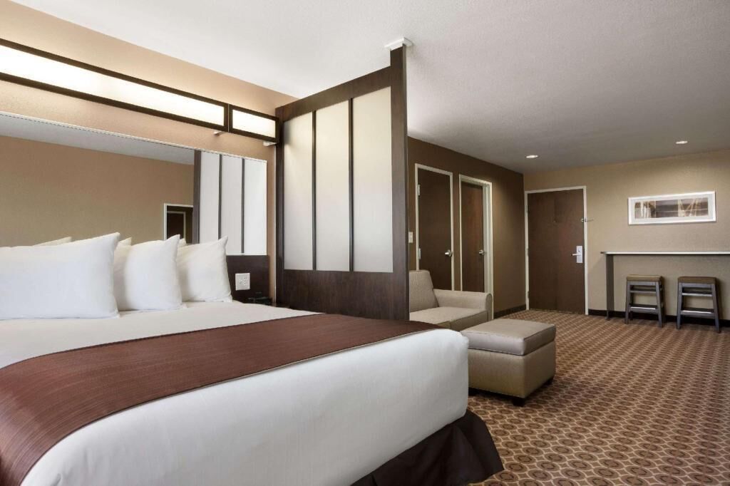 Escritorio, cortinas blackout y tabla de planchar con plancha 