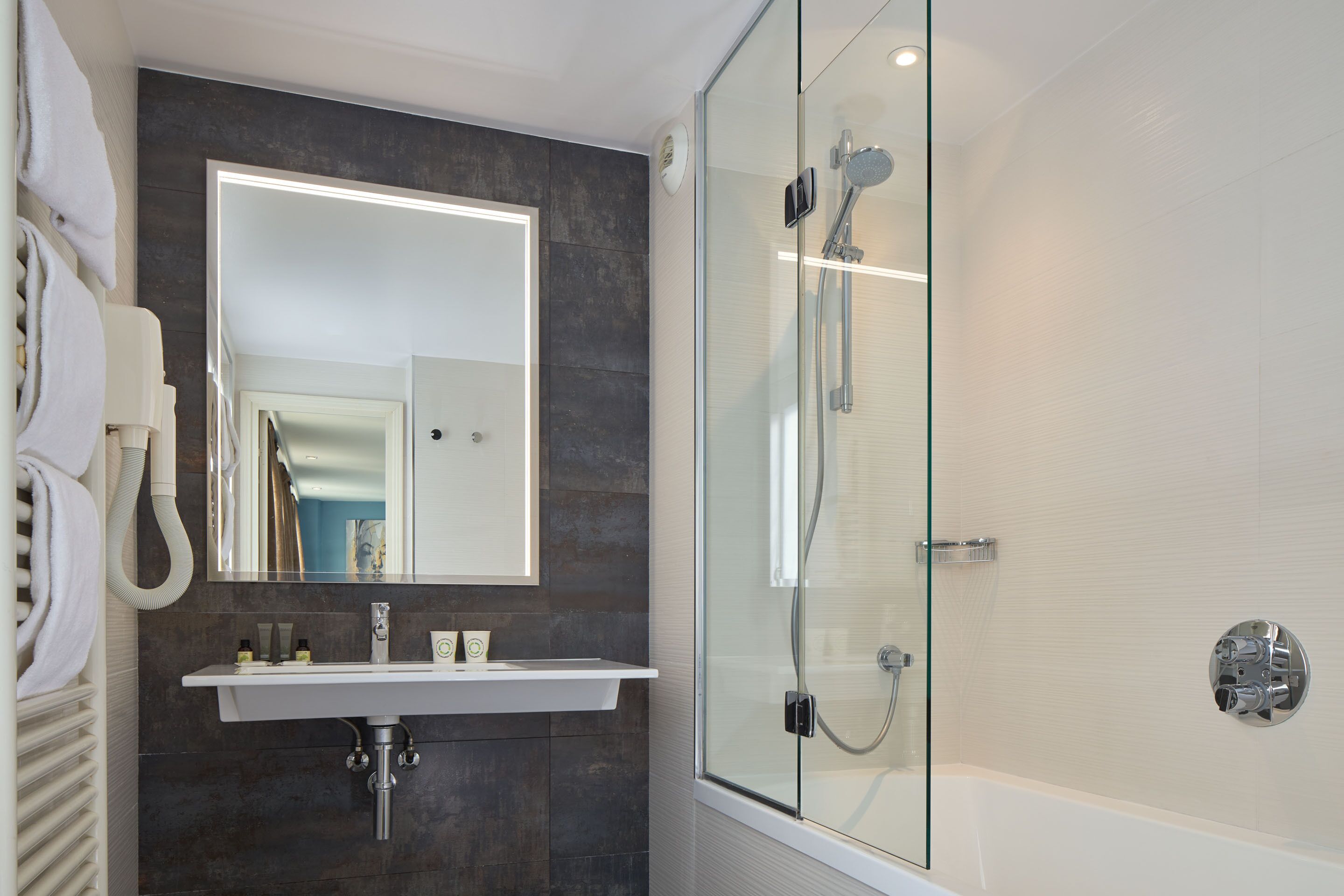 rainfall showerhead, free toiletries, hair dryer, towels