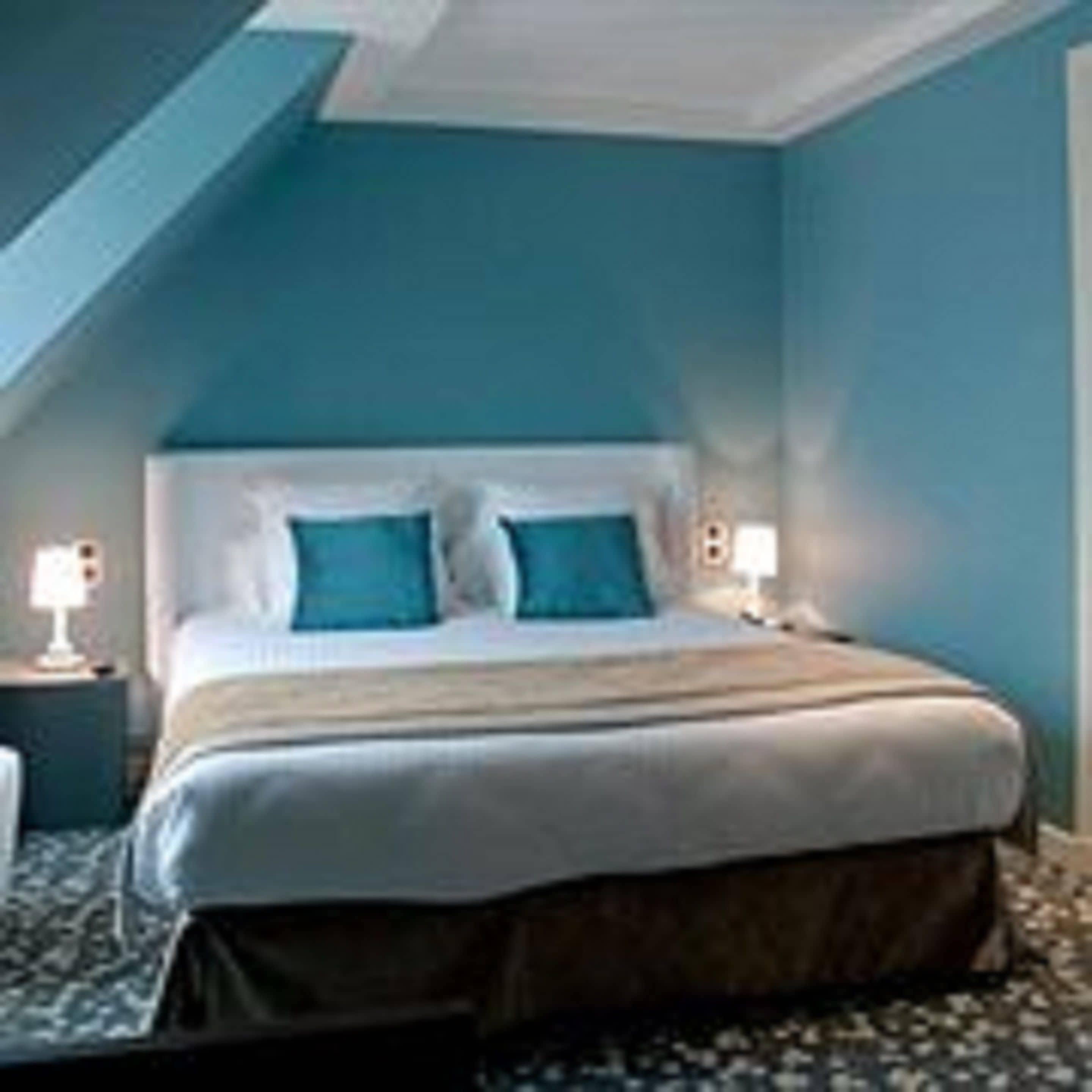 rainfall showerhead, free toiletries, hair dryer, towels