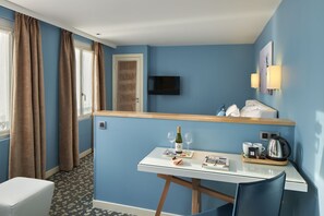 Rainfall showerhead, free toiletries, hair dryer, towels - Grand Hotel Malher (Paris)