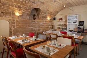Tägliches Frühstücksbuffet gegen Gebühr