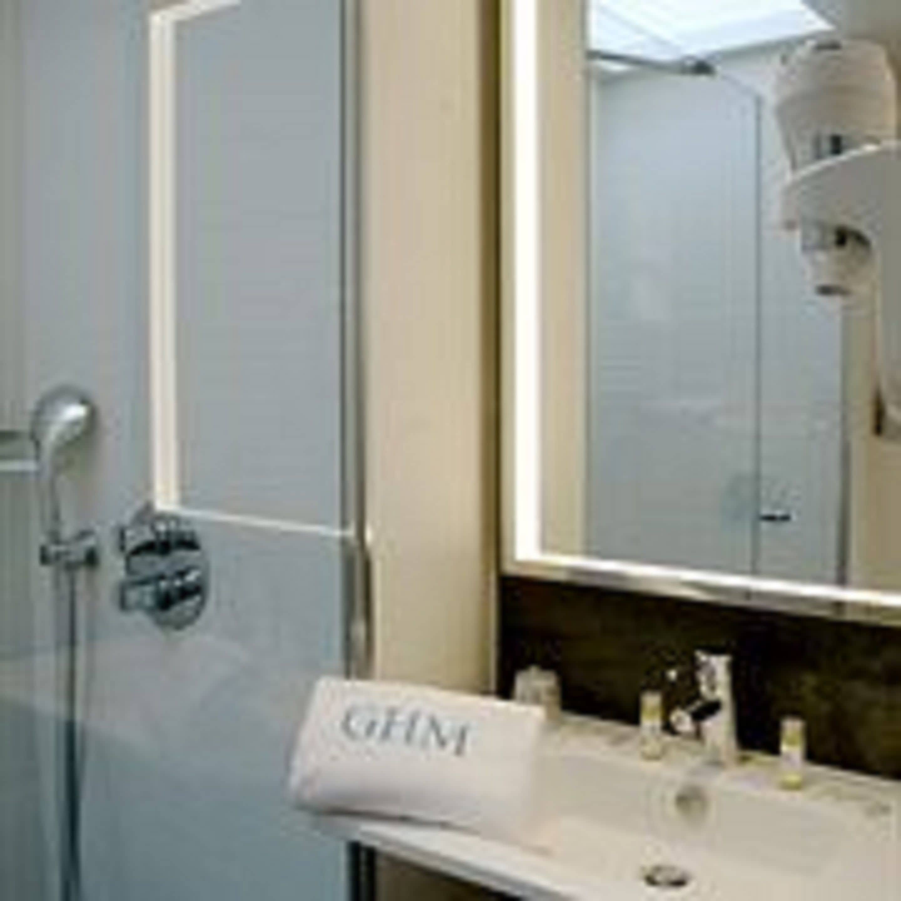 rainfall showerhead, free toiletries, hair dryer, towels