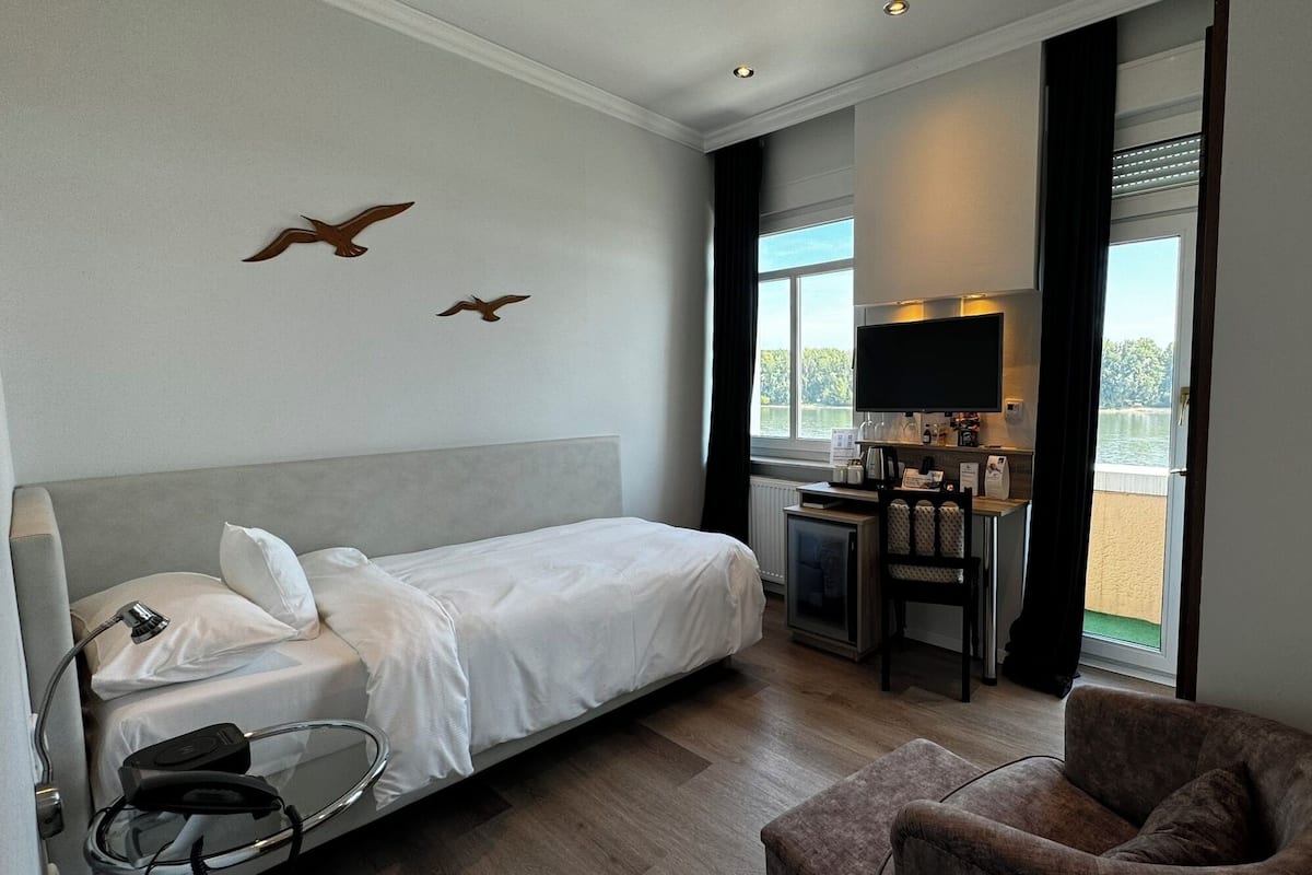 Standard Single Room, Air conditioning | 1 bedroom, premium bedding, minibar, in-room safe