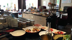 朝食 (ビュッフェ)、毎日提供 (有料)