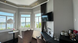 Dobbelt- eller tomannsrom – standard, aircondition | Oppholdsområde | Flatskjerm-TV og premierefilmer