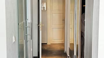 Chambre Double Confort, 1 très grand lit, climatisation, vue fleuve (Rheinblick) | 1 chambre, literie de qualité supérieure, minibar