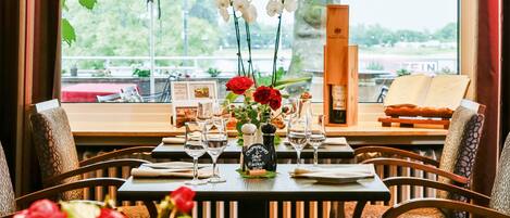 Breakfast, lunch, dinner served; Regional cuisine, sea views