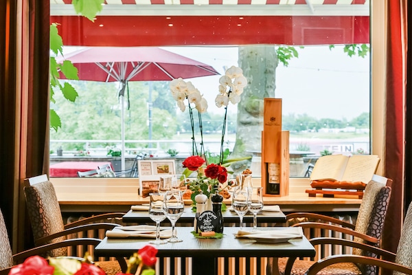 Breakfast, lunch, dinner served; Regional cuisine, sea views