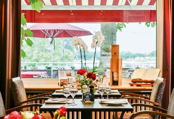 Petit déjeuner, déjeuner et dîner servis sur place, vue sur la mer