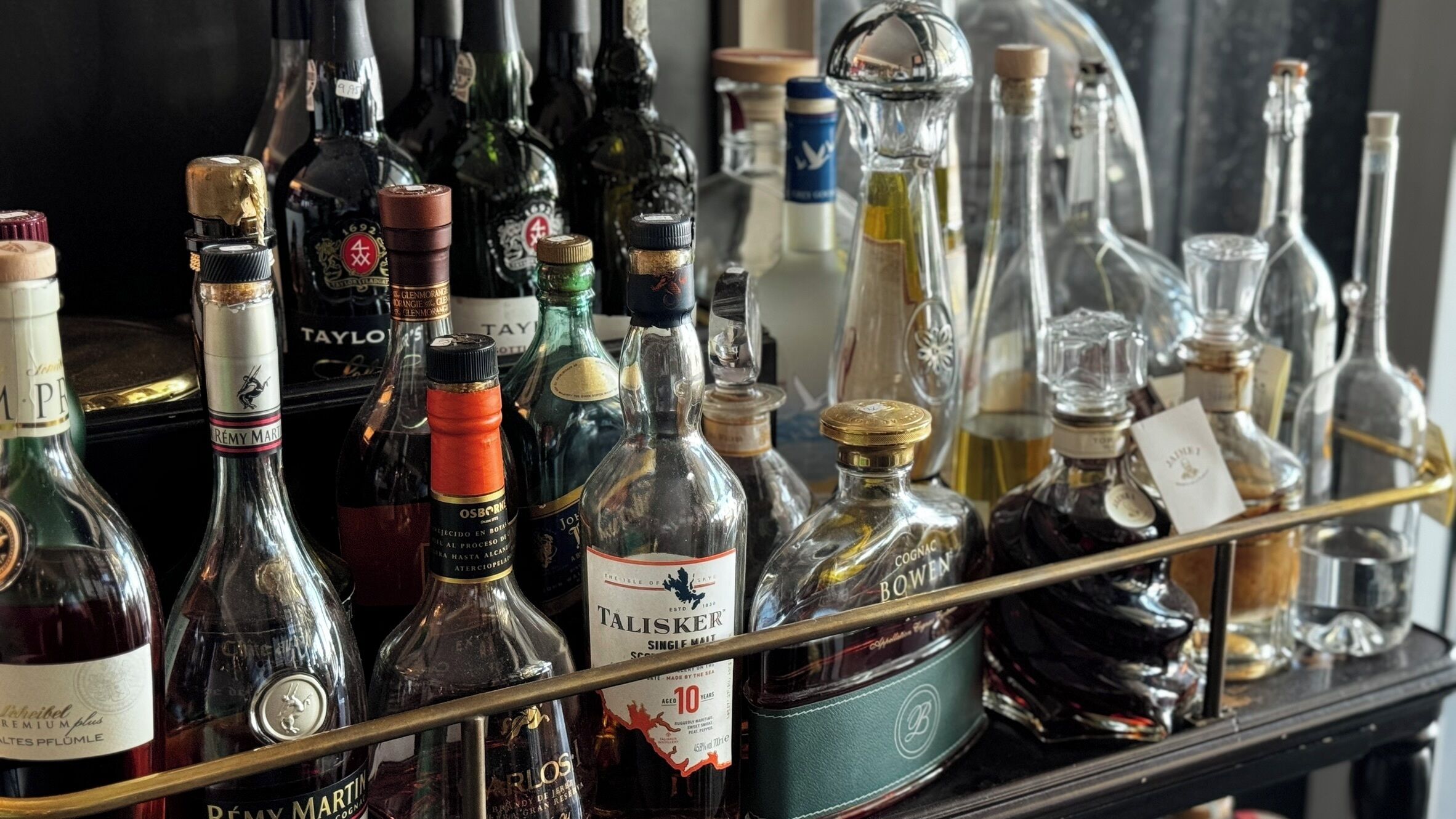 Variedad de botellas de licor sobre una estantería.