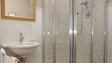 Doccia, set di cortesia gratuito, asciugacapelli, bidet