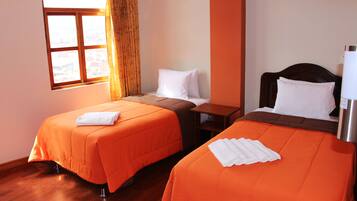 Chambre avec lits jumeaux | Bureau, lits bébé (gratuits), lits pliants/supplémentaires